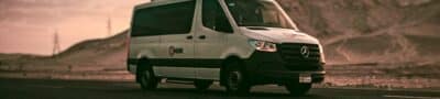 Mercedes sprinter qui roule dans un paysage lugubre