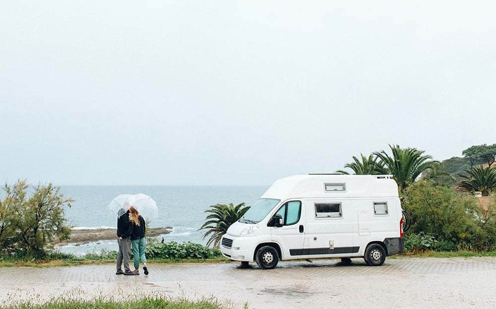 van de grande taille proche de la mer