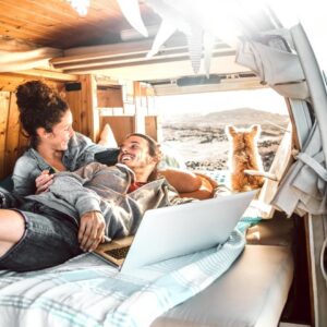 photo d'un couple de freelance dans un van aménagé