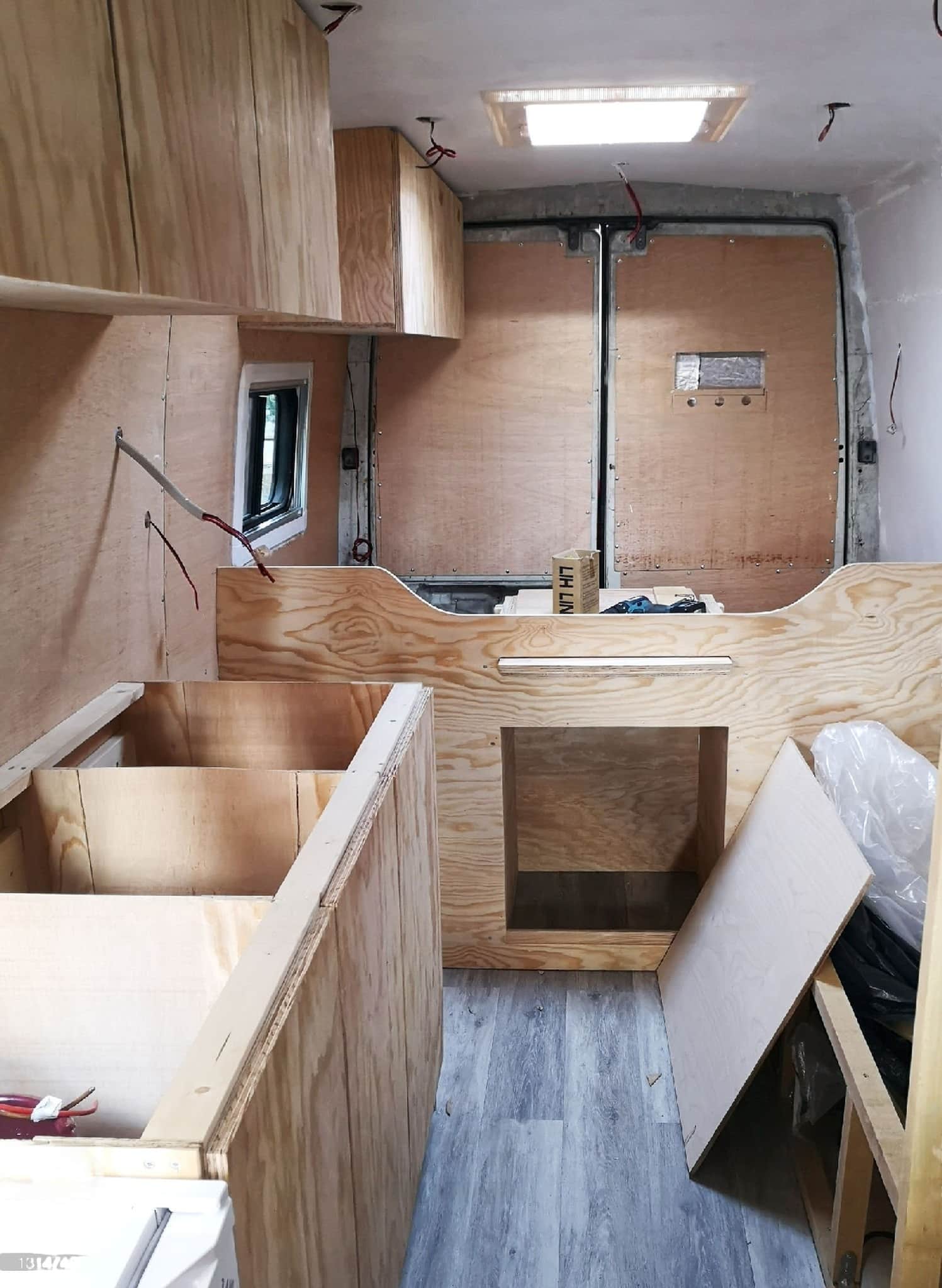 Aménager un van avec une table en bois sur-mesure !
